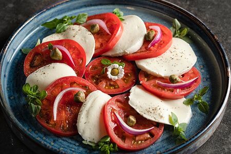 Моцарелла с помидорами