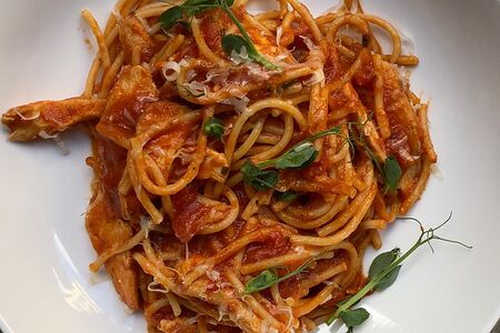 Тальятелле с куриным филе и овощами