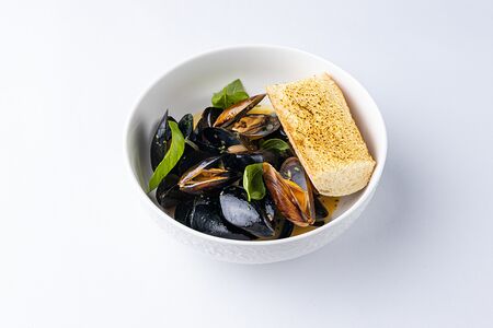 Соте из мидий в винном соусе