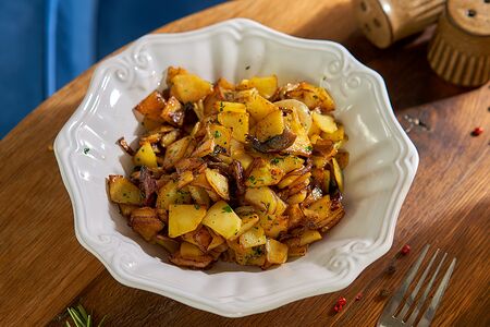 Жареный картофель с луком и грибами