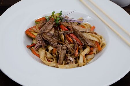 Лапша удон с уткой и овощами