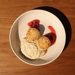 Сырники со сметанным муссом и земляникой