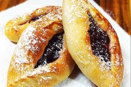 Пирожок с вишней