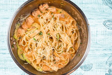 Паста с лососем и кабачком