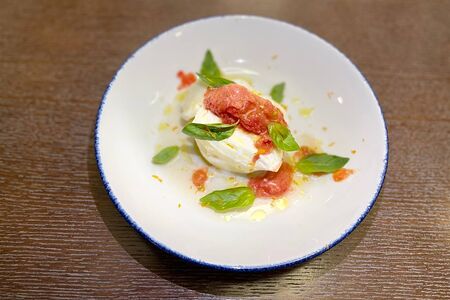 Буррата с замороженным томатом