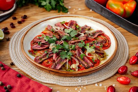 Салат с опаленной говядиной