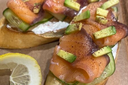 Брускетта с лососем и огурцом