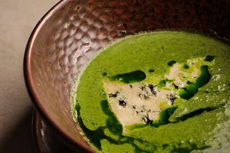 Крем-суп из шпината с сыром дорблю