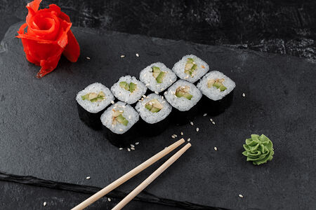 Классический ролл с авокадо 