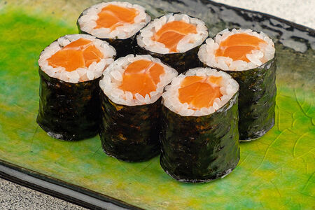Ролл с лососем