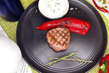 Стейк классический с красным перцем на гриле