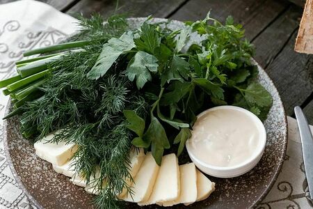 Сыр с зеленью на тарелке