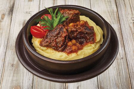 Телячьи щеки с картофельным пюре, нутом и томатами