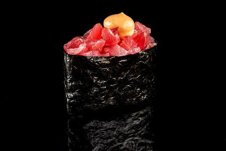 Гункан с тунцом