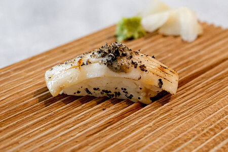 Суши с масляной рыбой и трюфельным айоли