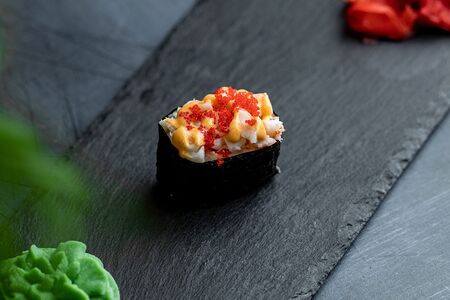 Гункан с креветкой