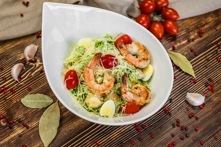 Салат Цезарь с креветками