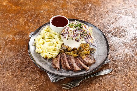 Половина стейка из говядины с картофельным пюре и салатом коул слоу