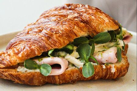 Закусочный круассан с мортаделлой