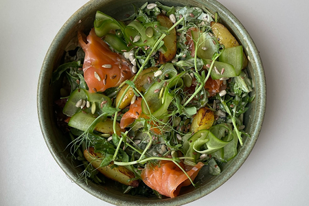 Салат с бэби-картофелем и слабосоленым лососем