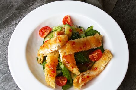 Листья салата с хрустящим цыпленком и соусом сладкий чили