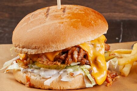Бургер с рваной свининой и картофелем фри