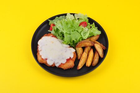 Шницель Миланезе с картофельными дольками