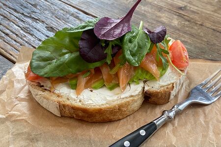 Брускетта с лососем и авокадо