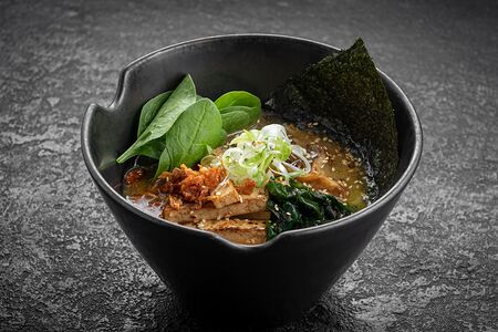 Вегетарианский мисо-рамен с тофу и грибами