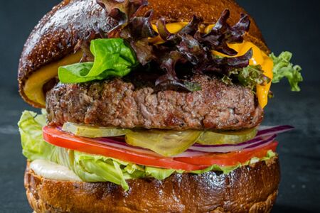 С мраморной говядиной Black Angus