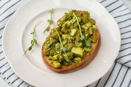 Брускетта с авокадо и слабосоленым лососем