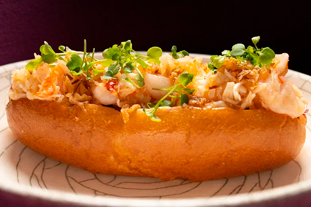 Хот дог с крабом и креветками