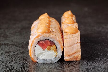 Опаленный с лососем и тунцом