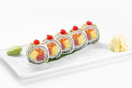Ролл с лососем, тунцом и манго