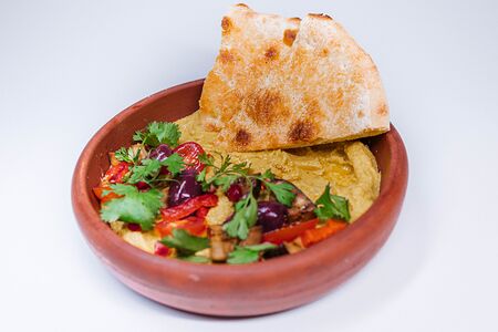 Хумус из нута с овощами и хрустящей фокаччей