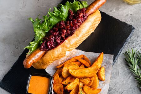 Хот-дог с вишней, беконом и арахисовой пастой