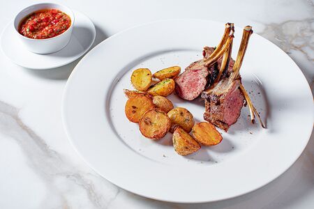 Каре ягненка с молодым картофелем