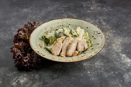 Салат Цезарь с куриной грудкой