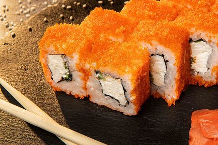 Ролл Калифорния с сурими