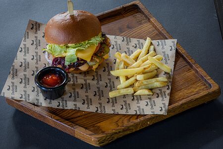 Бургер с говяжьими щечками и фри