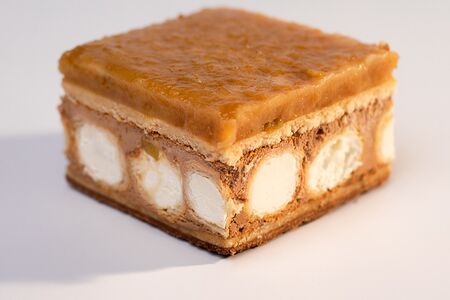 Торт с профитролями и яблоками в карамели