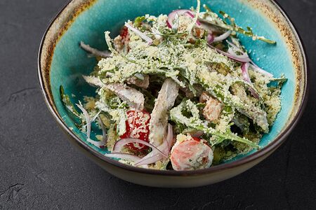 Салат с рукколой, языком и грибами