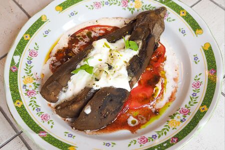 Запеченный баклажан со страчателлой и томатами