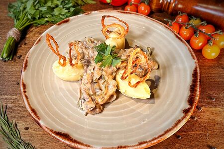 Бефстроганов с картофельным пюре