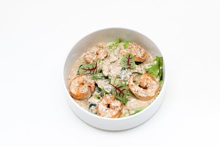 Салат с креветками и ореховым соусом