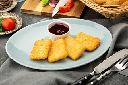 Жареный сулугуни с ягодным соусом