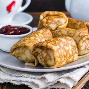 Блинчик с яблоком, грецким орехом, изюмом и корицей