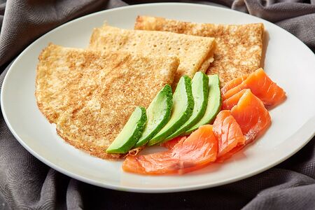 Блины с лососем и авокадо