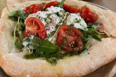 Не Пицца со страчателлой, рукколой, томатами черри и маслом песто