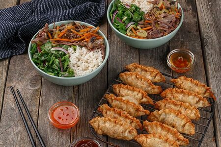 Набор: рис с говядиной (2 шт.), гёдза с говядиной (12 шт.)